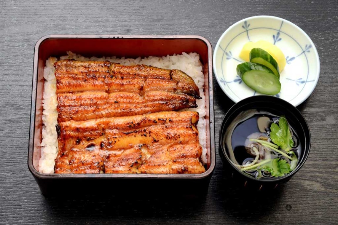 新宿にある鰻将本店のうな重で、ご飯は佐々木製麹本舗のあきたこまちを使用している