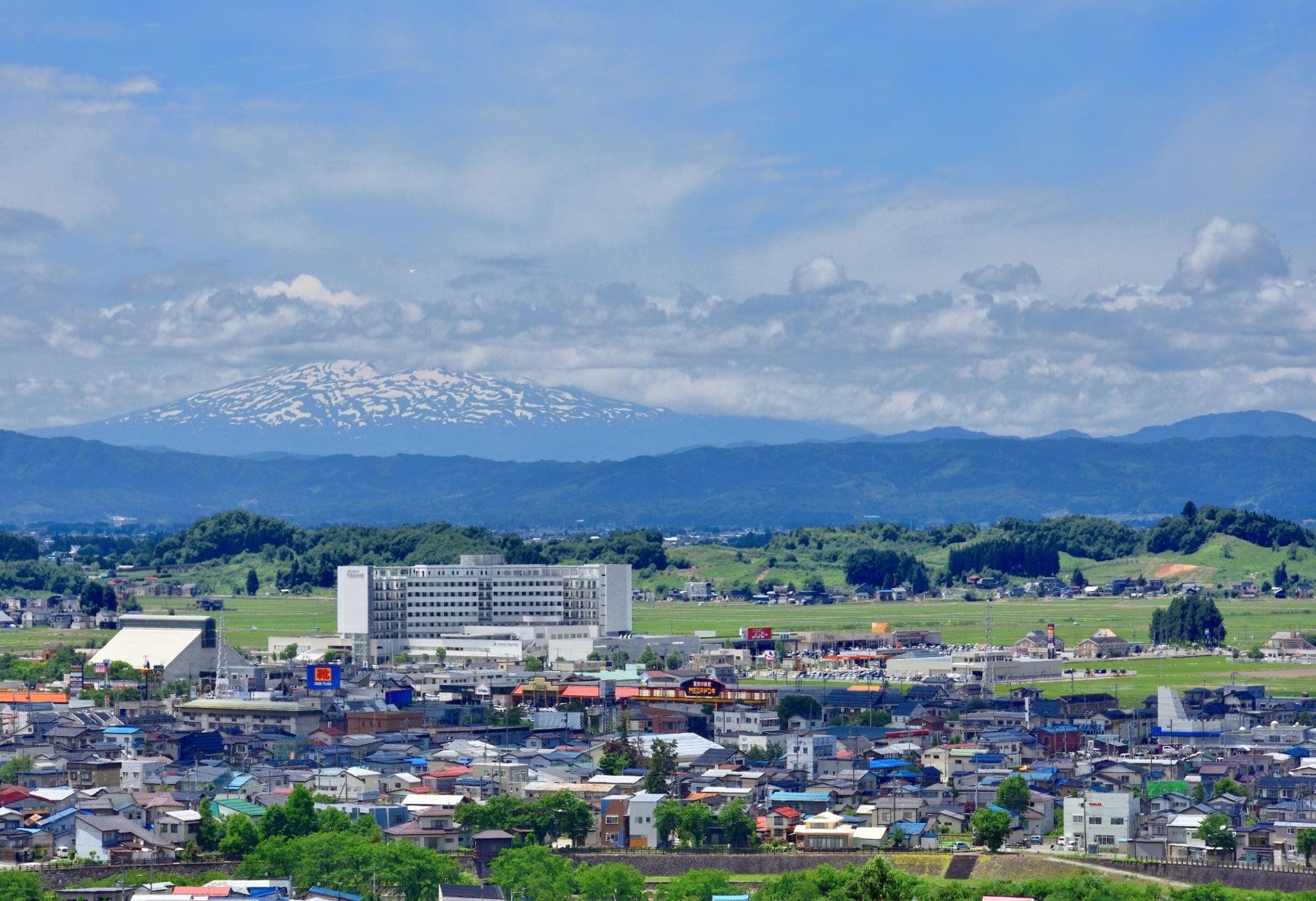 晴れた日の横手市の風景